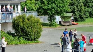 Ein Bild, das draußen, Baum, Person, Gras enthält.
KI-generierte Inhalte können fehlerhaft sein.