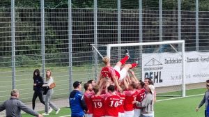 Ein Bild, das draußen, Person, Gras, Mannschaftssport enthält.
KI-generierte Inhalte können fehlerhaft sein.