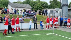 Ein Bild, das draußen, Person, Gras, Sport enthält.
KI-generierte Inhalte können fehlerhaft sein.