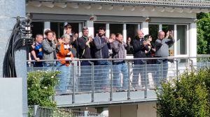 Ein Bild, das Gebäude, draußen, Person, Kleidung enthält.
KI-generierte Inhalte können fehlerhaft sein.