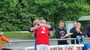 Ein Bild, das Person, draußen, Baum, Kleidung enthält.
KI-generierte Inhalte können fehlerhaft sein.