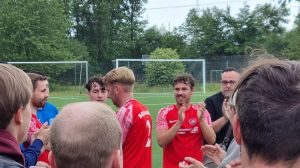 Ein Bild, das Person, draußen, Baum, Mann enthält.
KI-generierte Inhalte können fehlerhaft sein.