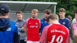 Ein Bild, das Person, draußen, Kleidung, Mann enthält.
KI-generierte Inhalte können fehlerhaft sein.