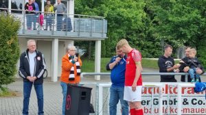 Ein Bild, das Person, draußen, Kleidung, Mann enthält.
KI-generierte Inhalte können fehlerhaft sein.