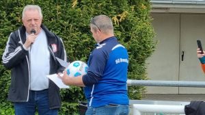 Ein Bild, das Person, Kleidung, draußen, Baum enthält.
KI-generierte Inhalte können fehlerhaft sein.