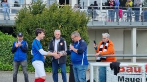 Ein Bild, das Person, Kleidung, draußen, Mann enthält.
KI-generierte Inhalte können fehlerhaft sein.