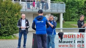 Ein Bild, das Person, Kleidung, draußen, Mann enthält.
KI-generierte Inhalte können fehlerhaft sein.